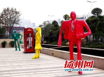 現(xiàn)代雕塑亮相街頭 （深圳左堂雕塑，專業(yè)雕塑設(shè)計與雕塑制作）
