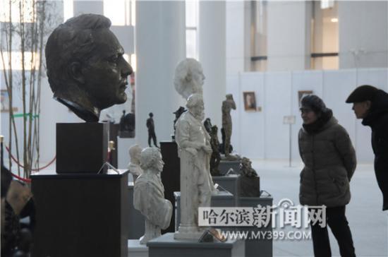 掃描或長按二維碼加關(guān)注，也可搜索微信公眾號“左堂雕塑藝術(shù)”加關(guān)注。