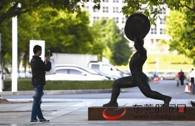 來和名人合影吧！“影響中國的東莞人”雕塑落成揭幕(圖)