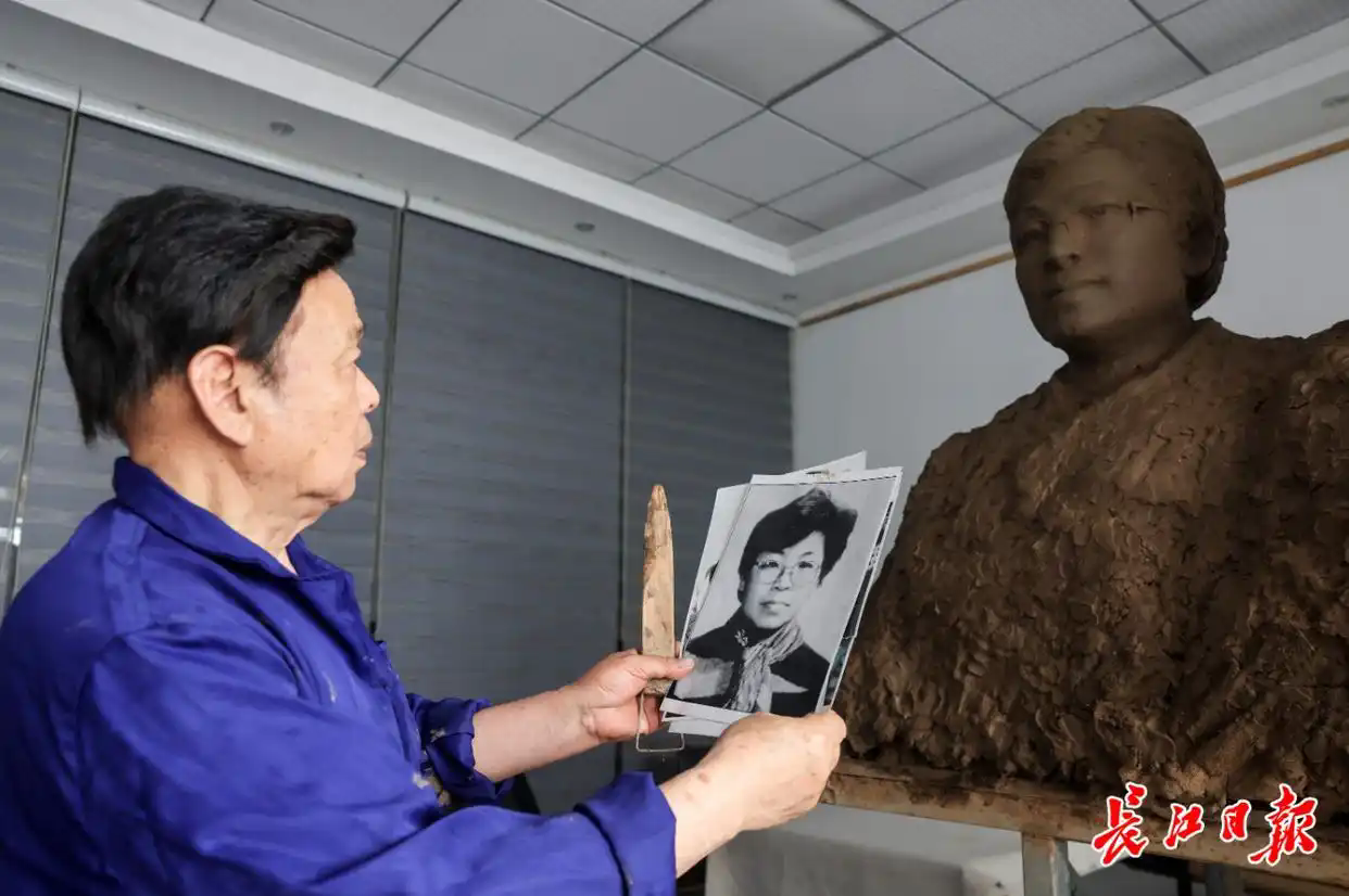 武漢70歲雕塑家用2年為三位烈士塑像
